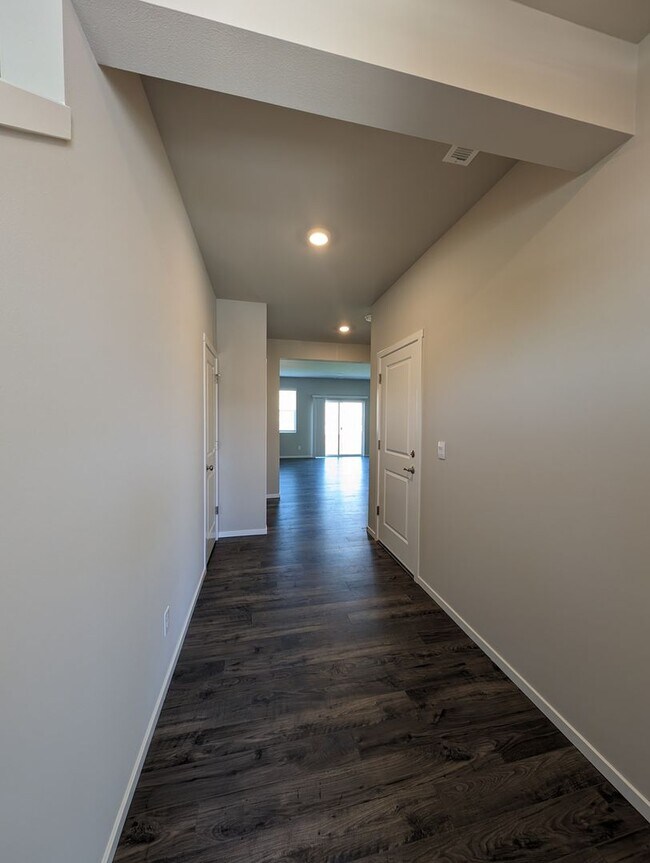 Building Photo - 1320 SW Pendleton Way