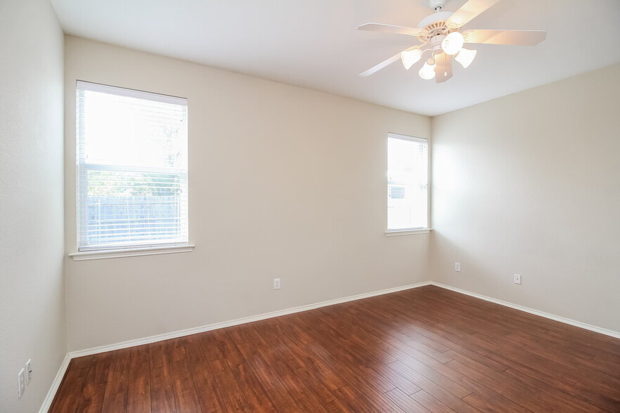 Building Photo - 10005 Blue Bell Dr