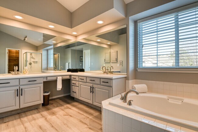 Building Photo - Updated 4 bedroom west Colorado Springs home