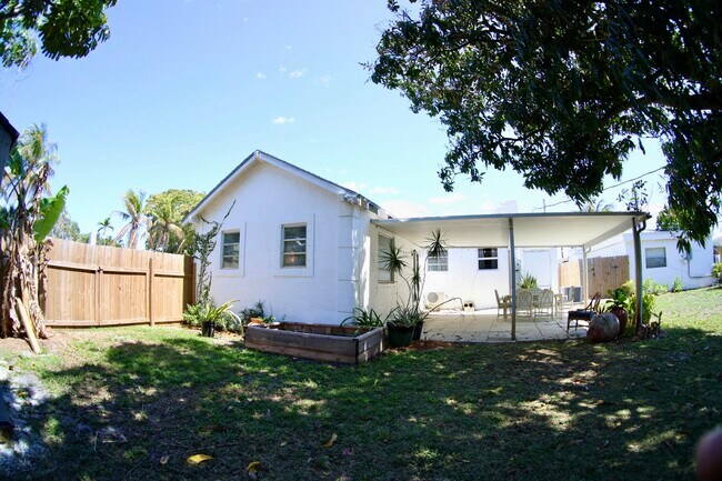 Building Photo - 620 Winters St