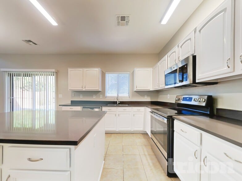 Building Photo - 17244 W Maui Ln