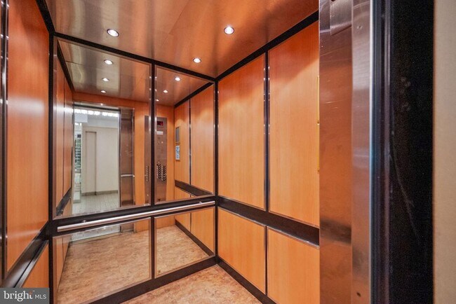 Building Photo - 5340 Holmes Run Pkwy