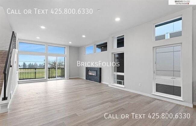 Building Photo - Move-In Ready Townhome with Ground Floor Suite & Views of Olympic Mountains