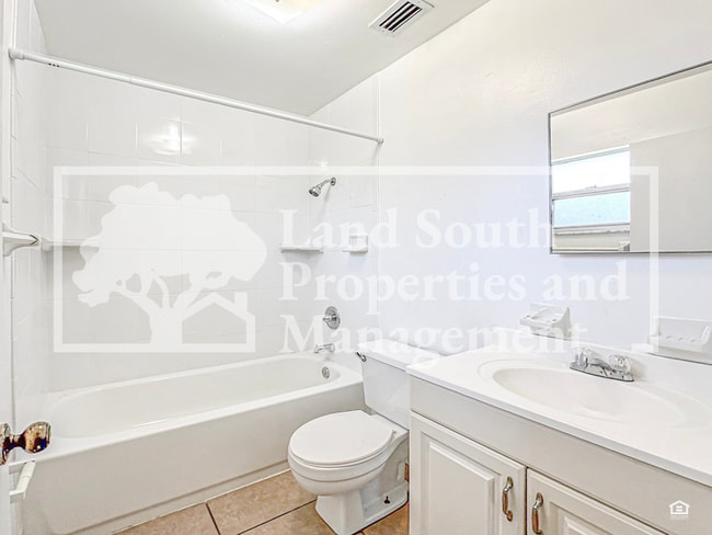 Building Photo - 2527 Crystal Lake Acres Dr