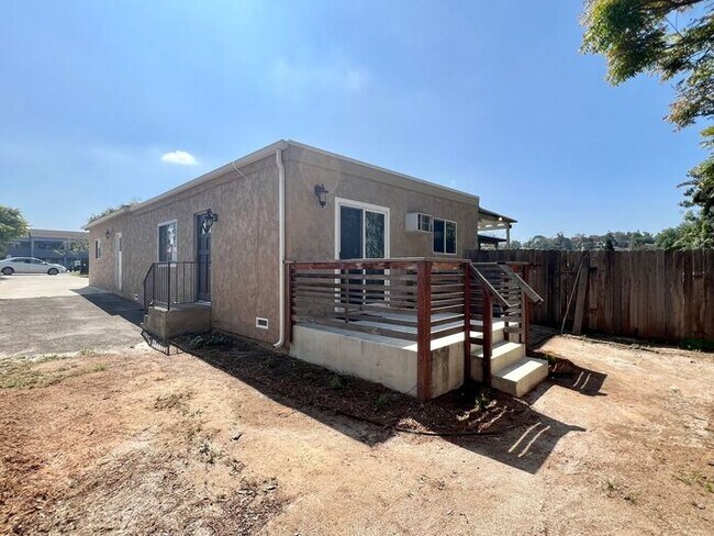Building Photo - Cozy 1-Bedroom Duplex in La Mesa – Fully R...