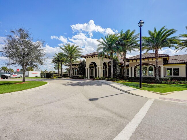 Building Photo - 837 SE Courances Dr