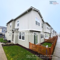 Building Photo - 3 Bedroom 2.5 Bathroom Townhouse with Gara...