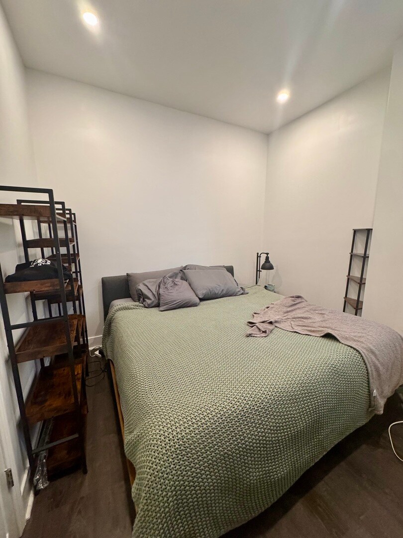 Building Photo - 948 W Addison St