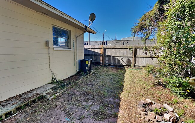 Building Photo - 1215 Lake Highland Dr