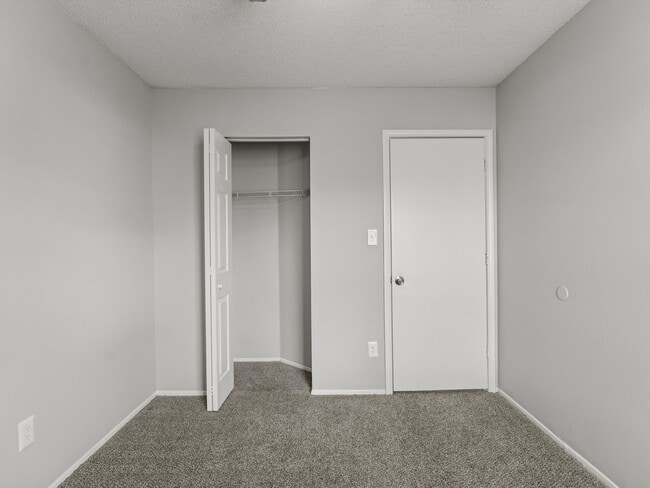 Building Photo - Three Bedroom/Two Bath Townhome