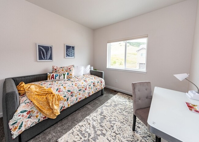 Building Photo - Fully Furnished 3 Bedroom 2.5 Bath Luxury Townhome by Garden of the Gods