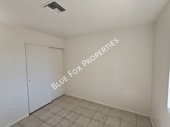 Building Photo - 3318 E Bellevue St