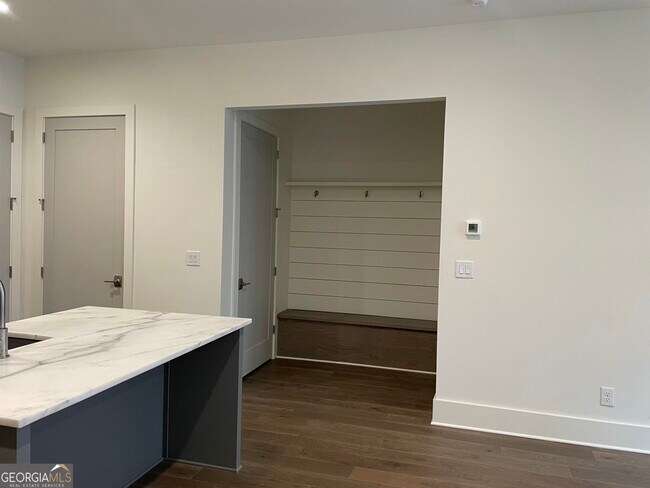 Building Photo - 460 Heatherden Ave