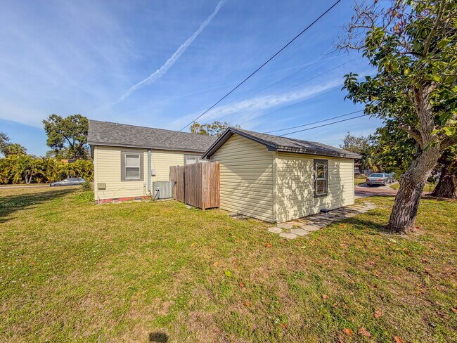 Building Photo - 3800 Dartmouth Ave N