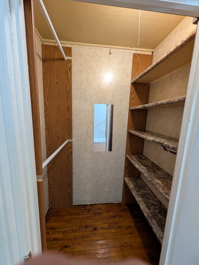 Building Photo - 2 bedroom 1 bath unit. Near downtown St Paul. On the busline