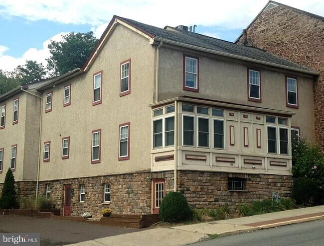 Building Photo - 149 Main St