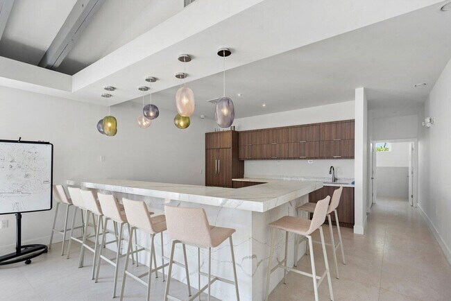 Building Photo - 2457 Collins Ave