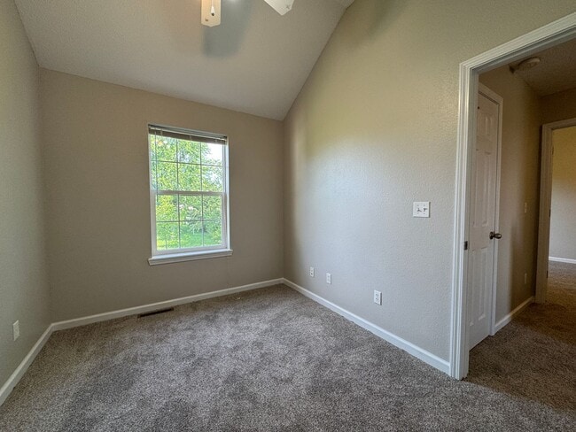 Building Photo - 3 bedroom, 2.5 bathroom duplex located clo...