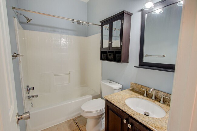 Building Photo - 4 Bedroom, 3 Bath, End Unit Townhome in Ce...