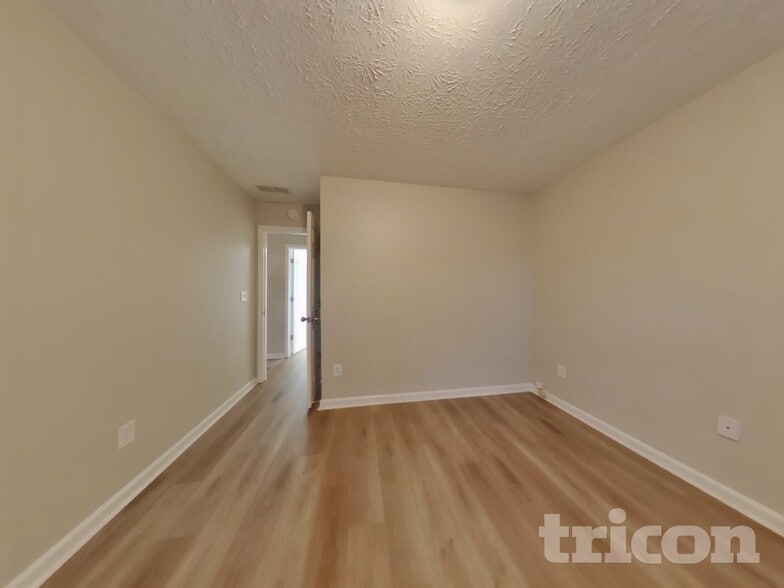 Building Photo - 20 E Lawn Dr