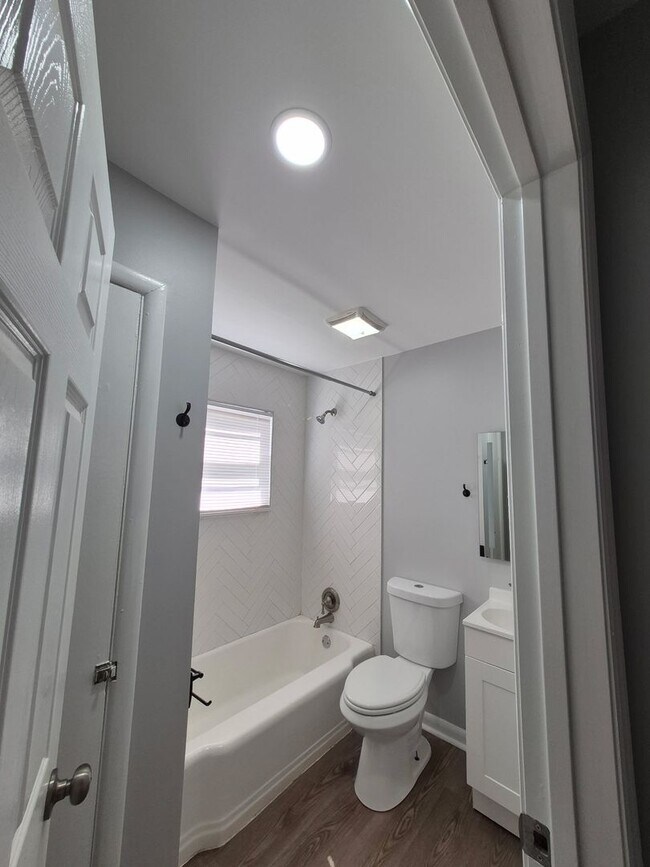 Building Photo - Adorable, remodeled 3br/1ba house close to downtown