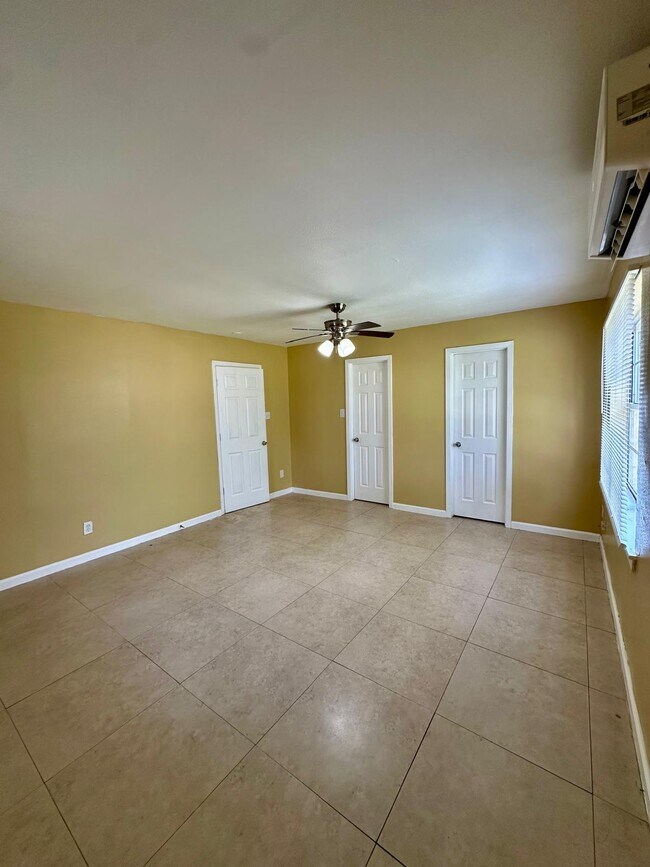 Building Photo - 823 S 17th Ave