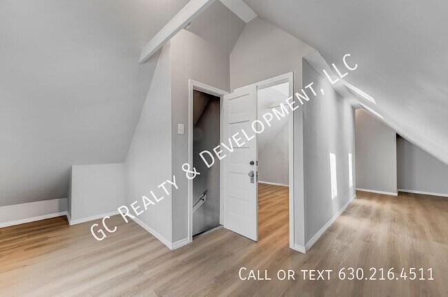 Building Photo - 2519 N Hamlin Ave