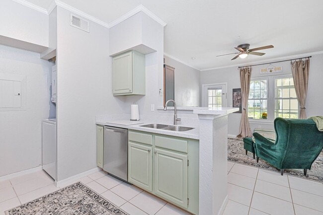 Building Photo - AVAILABLE January 2026 - 1/1 Condo - Acros...