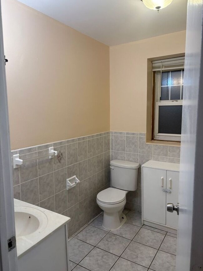 Building Photo - 5BR/1.5BA Row Home with Backyard and Laundry Hookups