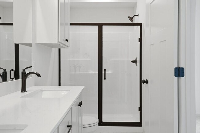 Building Photo - 3 Bed | 2 Bath Luxury Duplex