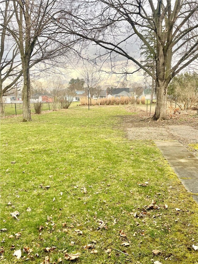 Building Photo - 218 Lynhurst Ave