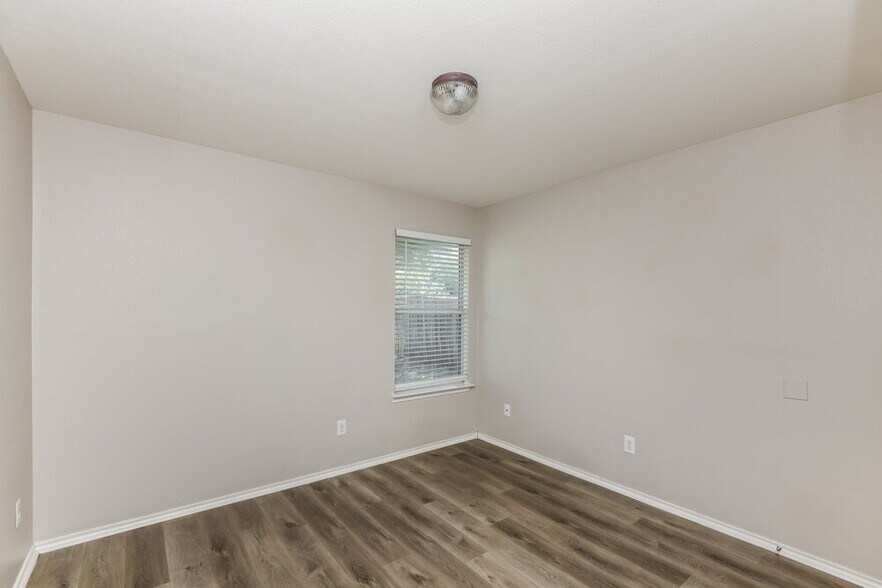 Building Photo - 1345 Meadowbrook Ln