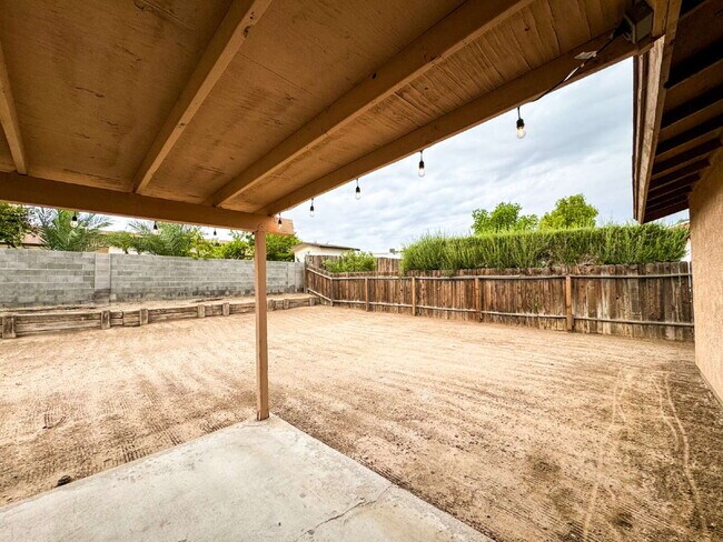 Building Photo - "Centrally located 3 bedroom, 2 bathroom H...