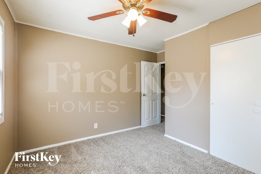 Building Photo - 3605 NE 54th St