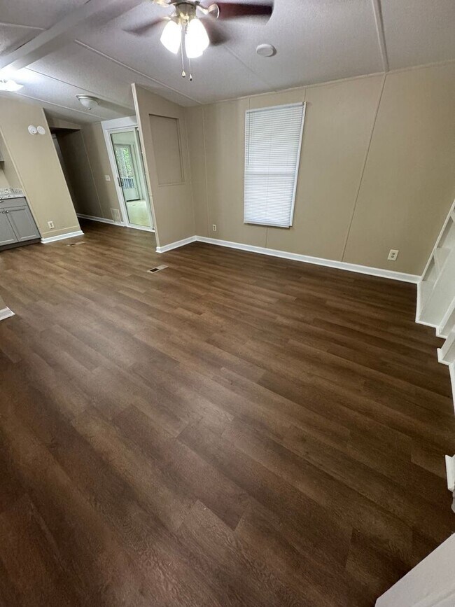 Building Photo - 3-bedroom, 2-bathroom Home with Sunroom!
