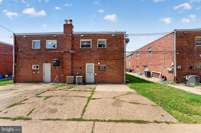 Building Photo - 2261 Strahle St