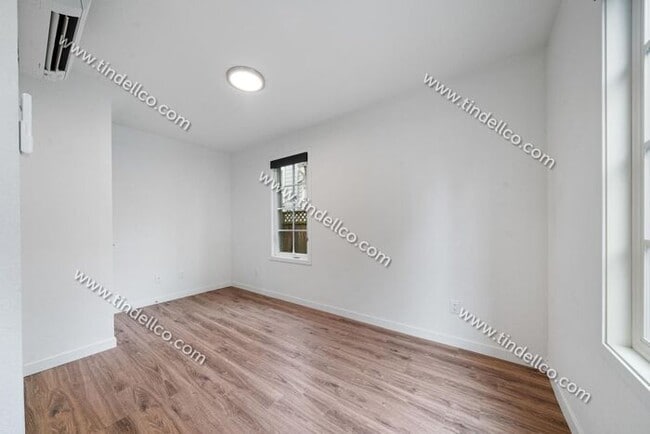 Building Photo - Modern Three-Story Townhouse in Hosford-Ab...