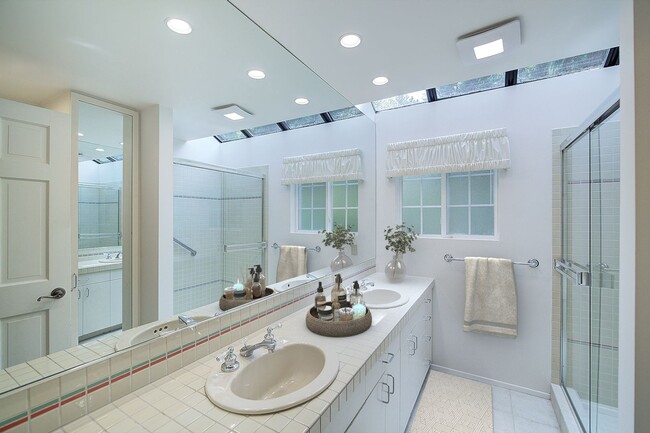 Building Photo - 4Bd/2.5Ba Clyde Hill Home