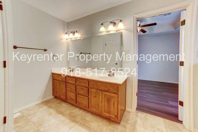 Building Photo - 3 Bed | Bath in Broken Arrow!
