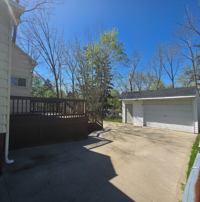 Building Photo - Single Family Home 2 beds 1 bath Available...