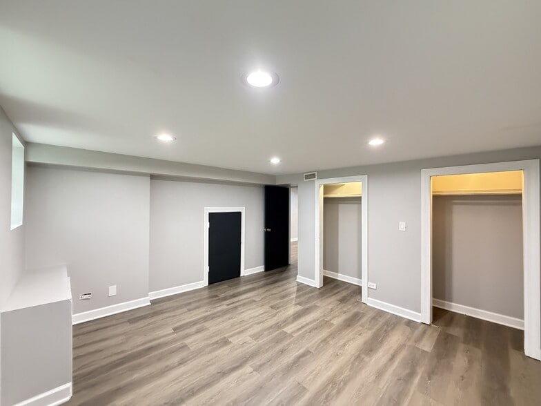 Building Photo - 2617 W Rascher Ave