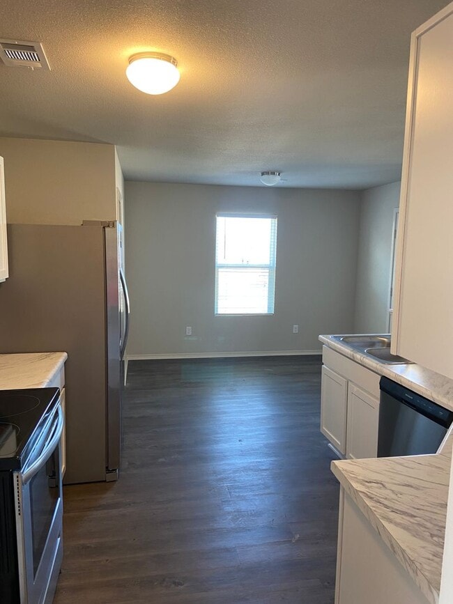 Building Photo - Fairview Haven Preleasing — 3 Bedroom, 2 Bath Home
