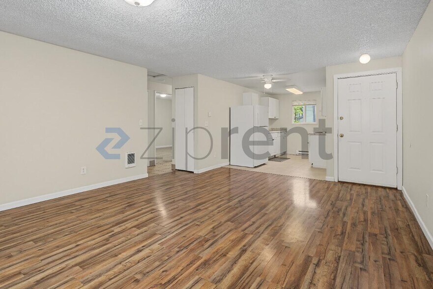 Building Photo - Unit D
