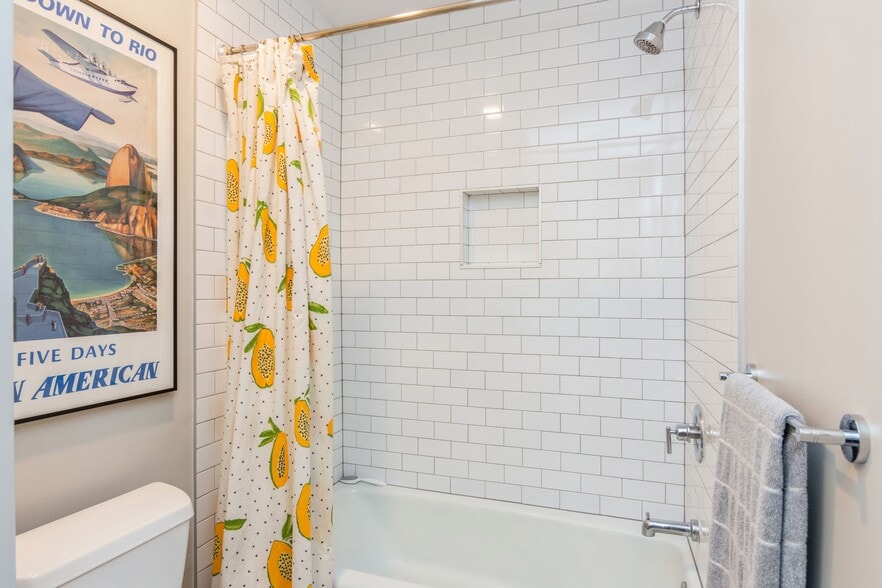 2nd Fl Full Bath - 216 Holly Street