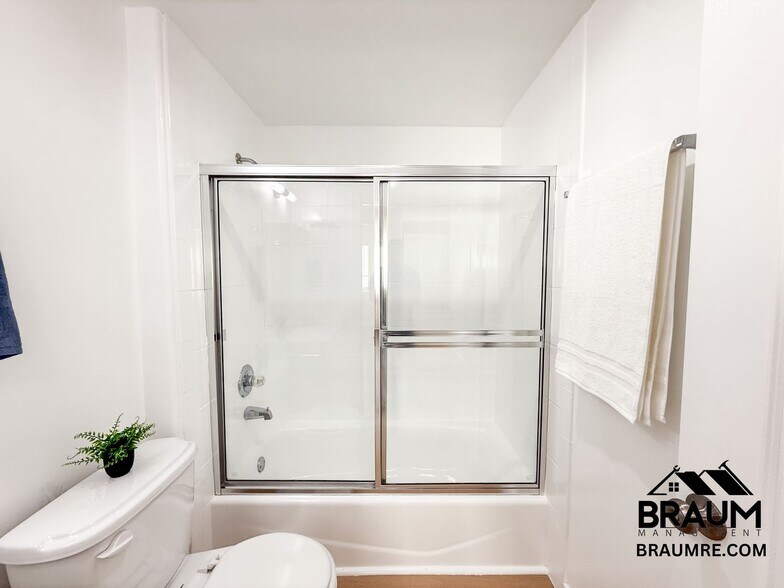 Building Photo - 10849 Fruitland Dr