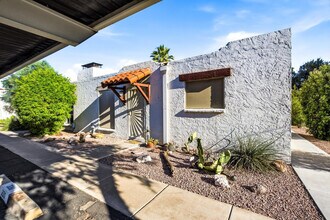Building Photo - 8030 E Oak St