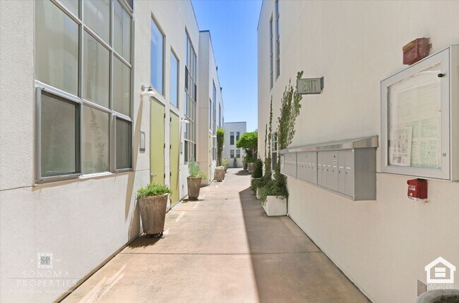Building Photo - Modern 1BD/2BA Loft Just Minutes from Down...