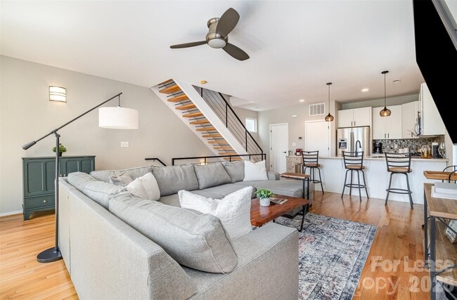 Building Photo - 925 Westbrook Dr