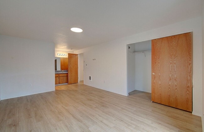 Building Photo - Spacious 3bd 2.5ba Unit in 4Plex - Avail. Now!