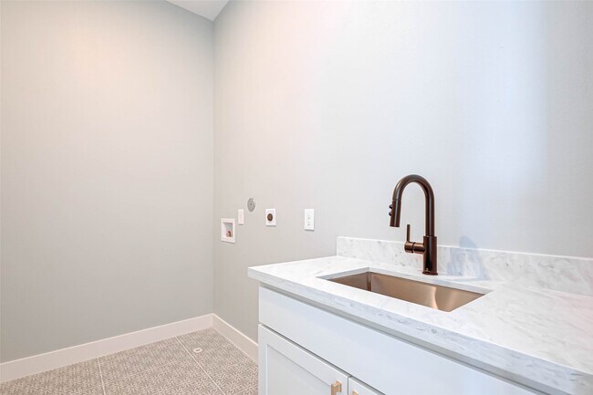 Building Photo - 3503 Anita St